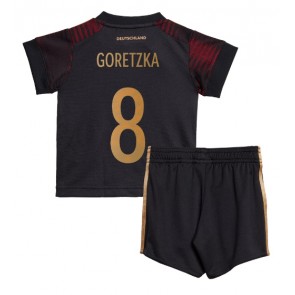 Německo Leon Goretzka #8 Dětské Venkovní dres komplet MS 2022 Krátký Rukáv (+ trenýrky)